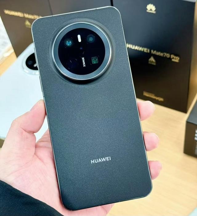 华为Mate70对比华为Mate70 Pro