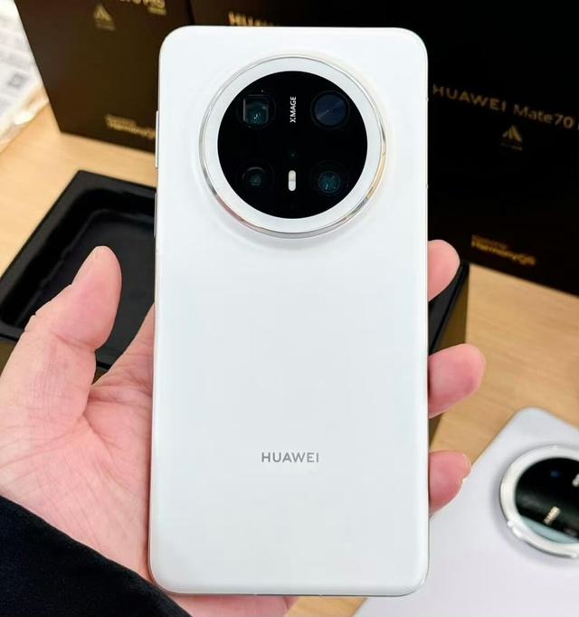 华为Mate70对比华为Mate70 Pro