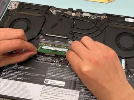 联想拯救者r9000x内存条安装方法