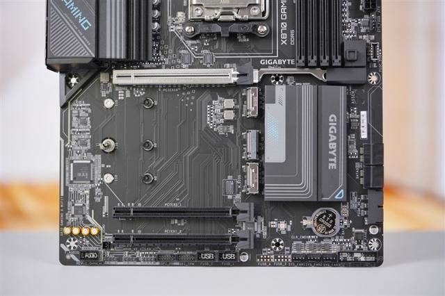 技嘉X870GAMING魔鹰主板评测