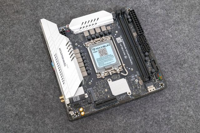 铭瑄B760BKBD5WiFi背靠背装机